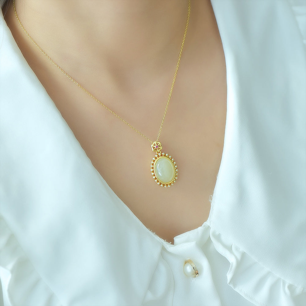 Hetian jade pendant necklace with gold polka dot lace trim, ruby, and hexagonal star clasp. Stylish and elegant.Mellow, refined, noble, and elegant.