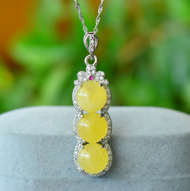 Natural Beeswax "Lucky Bean" 925 Silver Necklace – Plump "Lucky Bean" Bead Symbolizing Abundant Wealth and a Triple Blessing of Fortune and Prosperity.