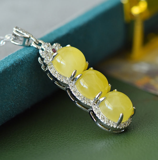 Natural Beeswax "Lucky Bean" 925 Silver Necklace – Plump "Lucky Bean" Bead Symbolizing Abundant Wealth and a Triple Blessing of Fortune and Prosperity.