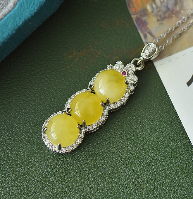 Natural Beeswax "Lucky Bean" 925 Silver Necklace – Plump "Lucky Bean" Bead Symbolizing Abundant Wealth and a Triple Blessing of Fortune and Prosperity.