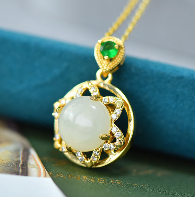 Hetian jade hexagonal star disc zircon necklace – milky white Hetian jade with golden grain teardrop clasp, elegant and noble. Comes with an exquisite gift box
